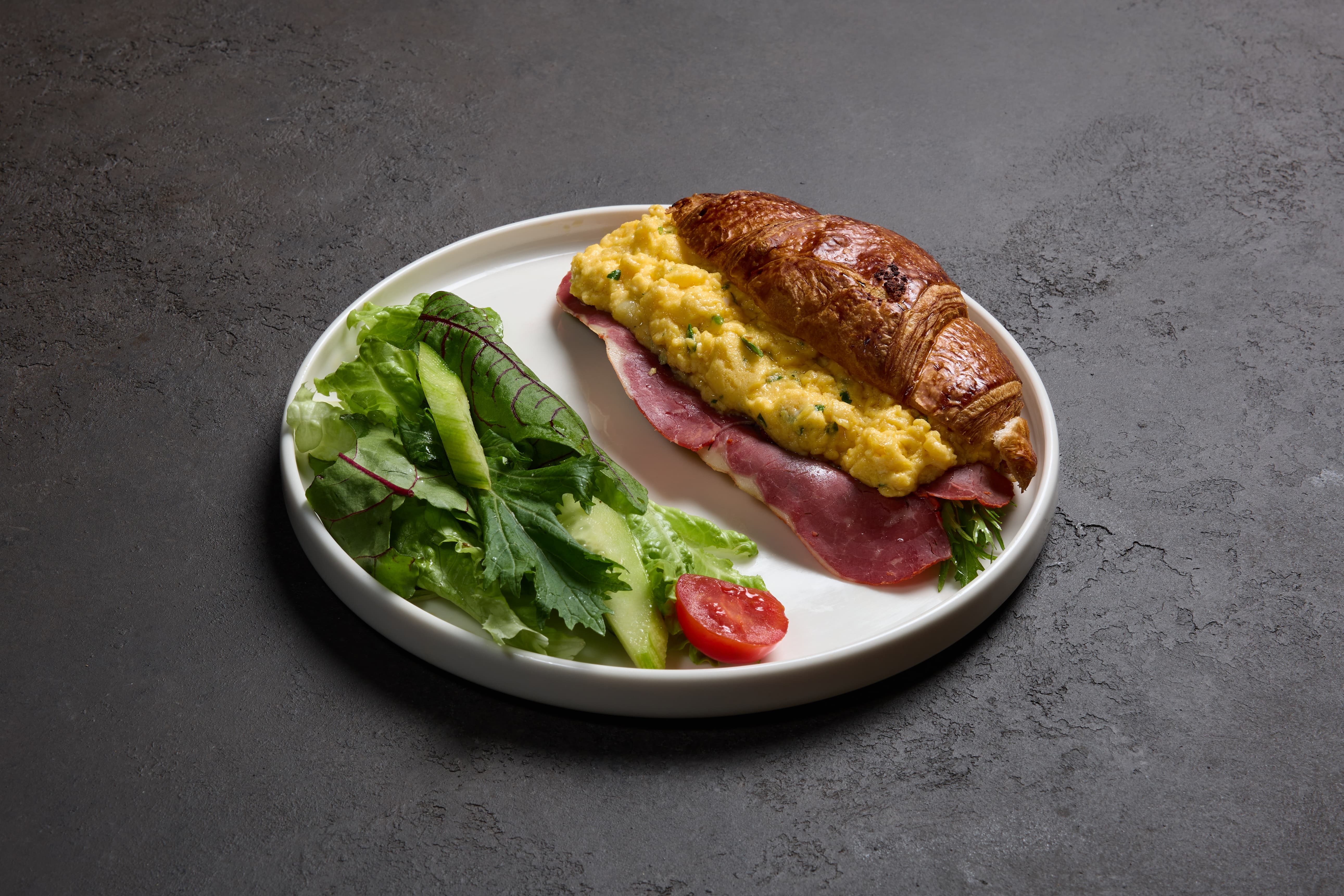 Çırpılmış Yumurtalı ve Dana Pastırmalı Kruvasan