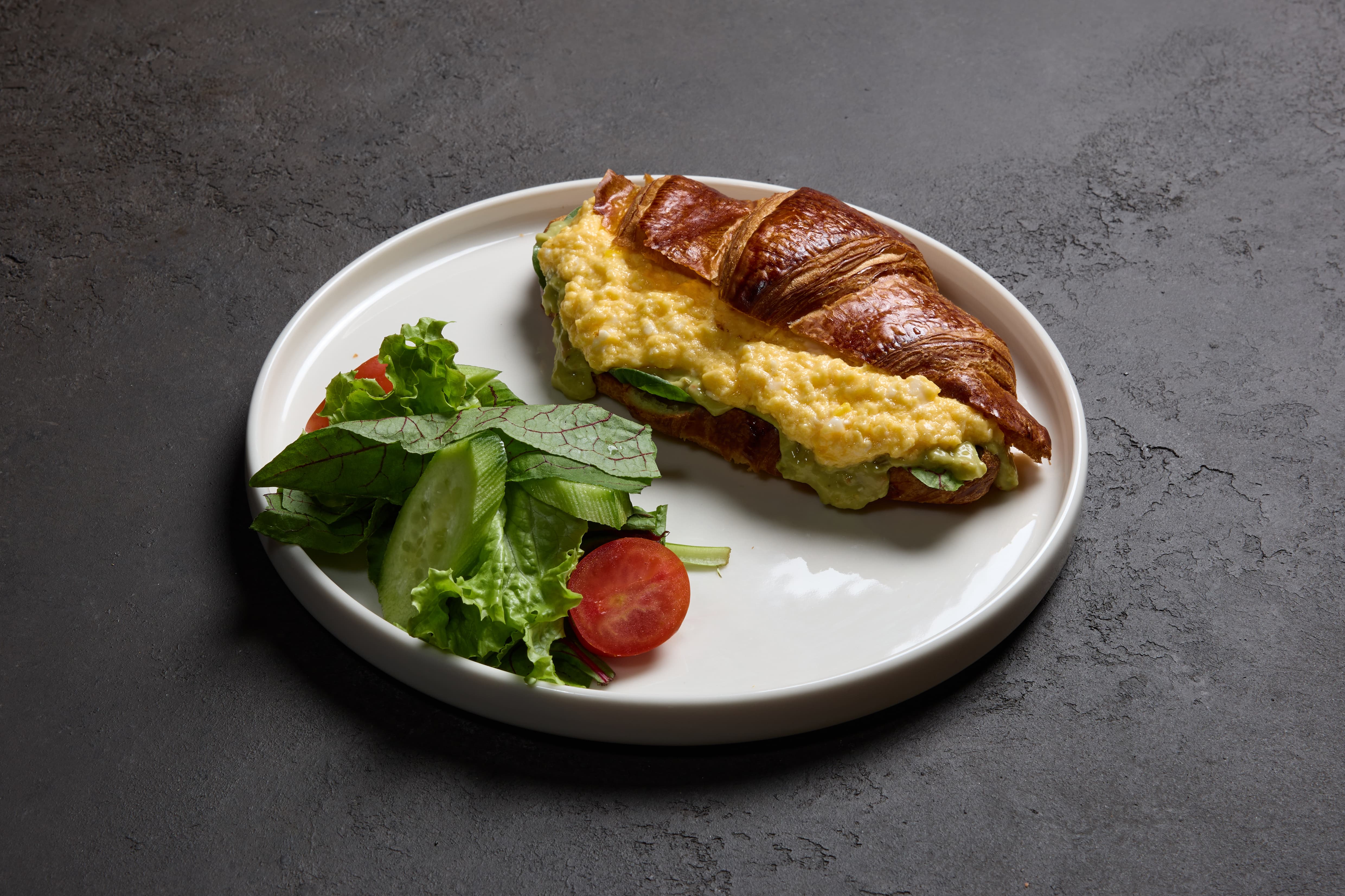 Avokadolu Yumurtalı Kruvasan