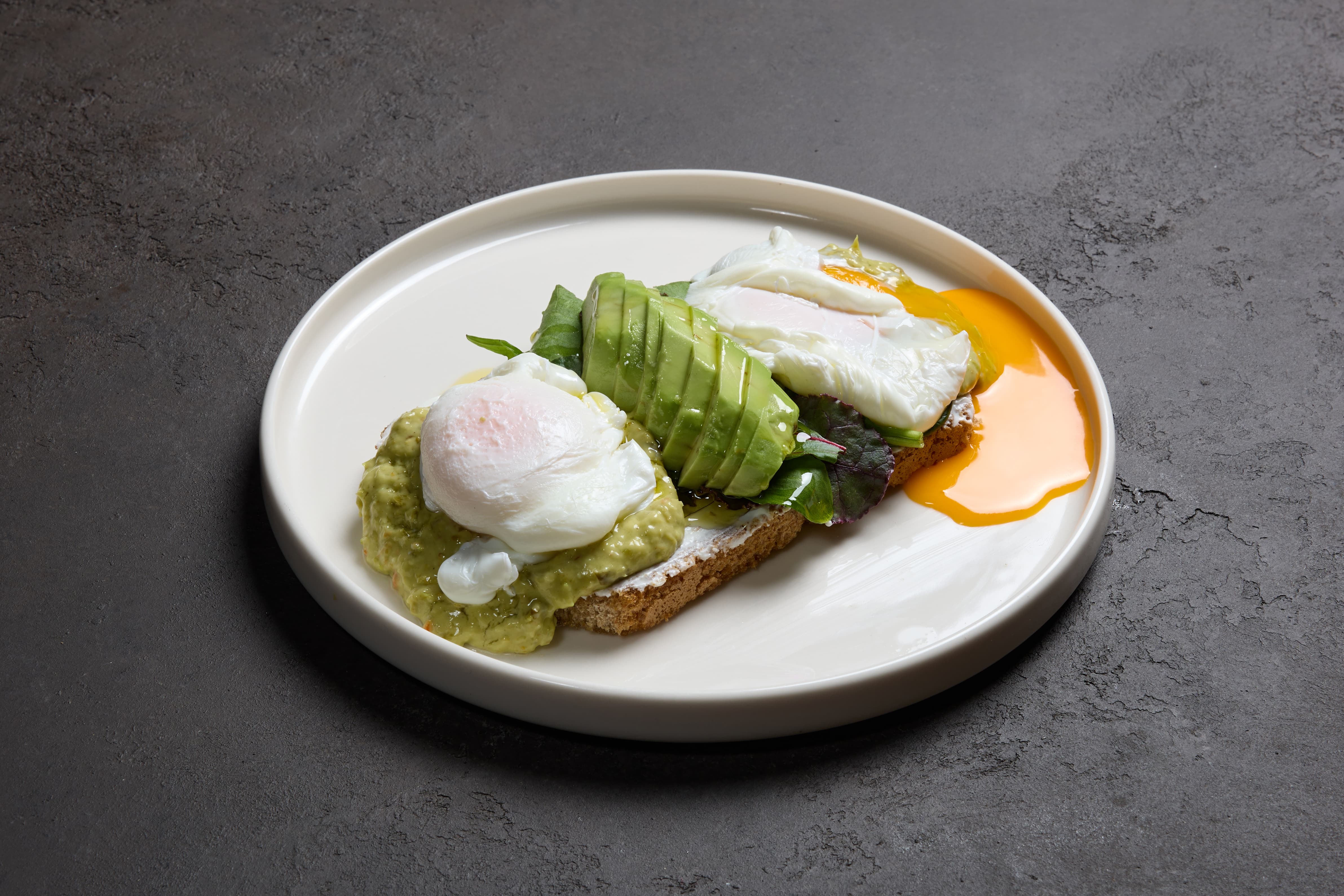 Ekşi Maya Ekmeği Üstü Avokadolu Poşe Yumurta